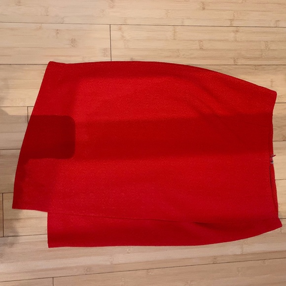 Red pencil skirt with a slit - Picture 3 of 5